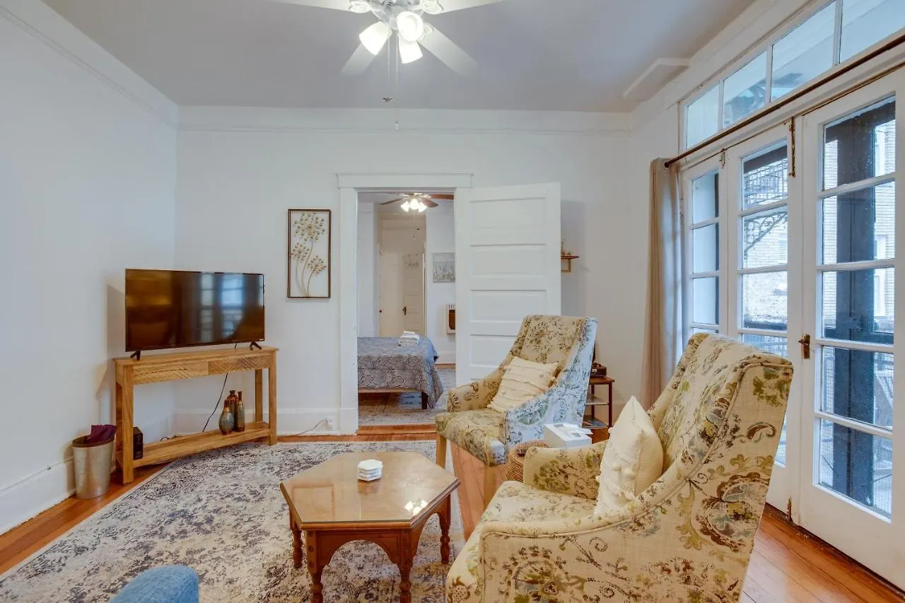 Walkable Savannah Escape In Historic District! 0*,