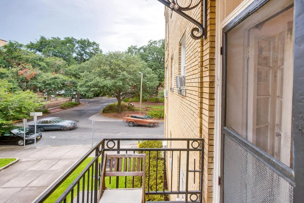 Walkable Savannah Escape In Historic District!